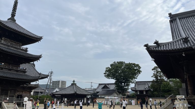 暑くても、ますます人が増えてる西大寺観音院のラジオ体操