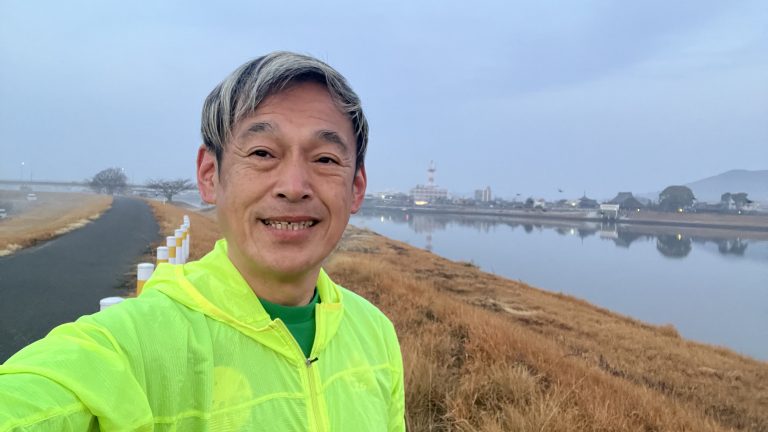 誰かの足音を背中に感じながら朝ラン