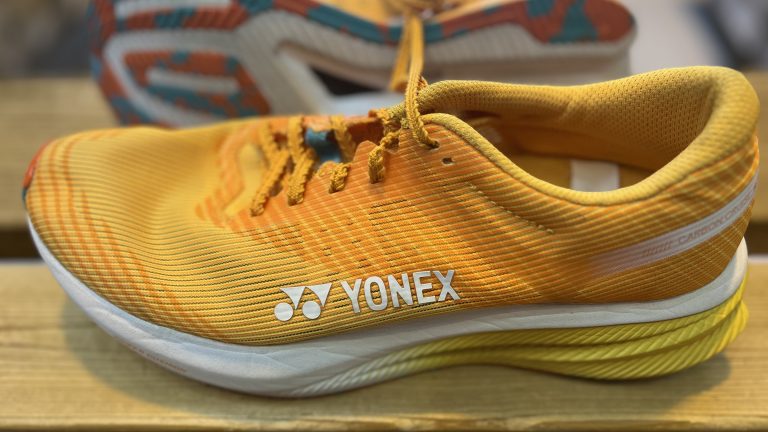 カーボンシューズ初心者へ、YONEXカーボンクルーズエアラスとSR